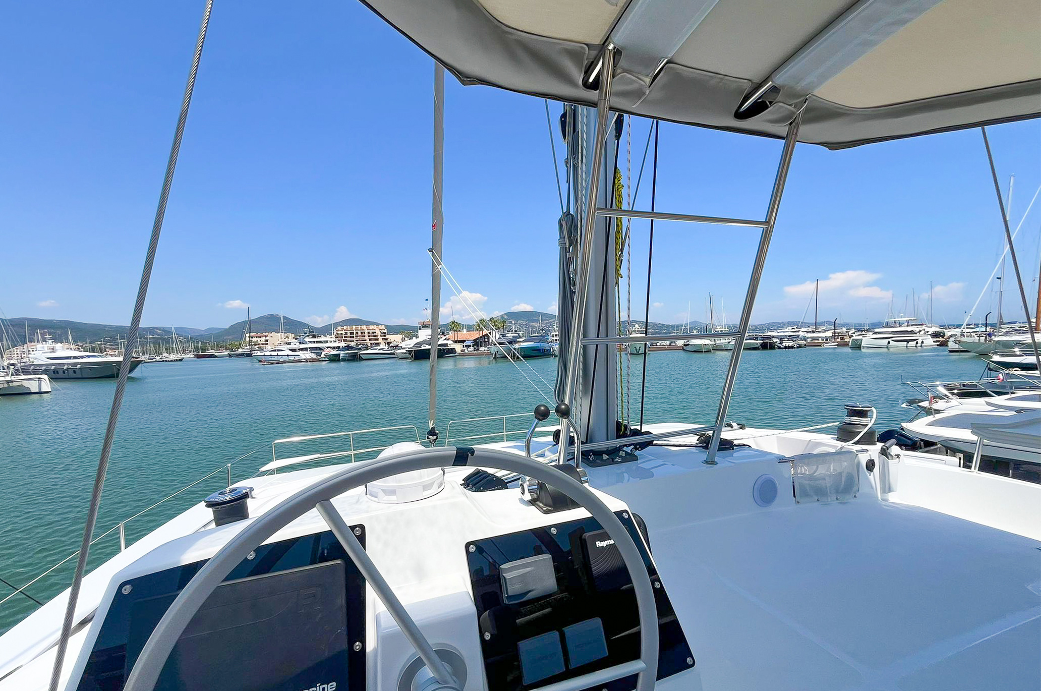 Louer-un-catamaran-Bali-46-au-depart-du-golfe-de-saint-tropez-dans-le-sud-de-la-france-4