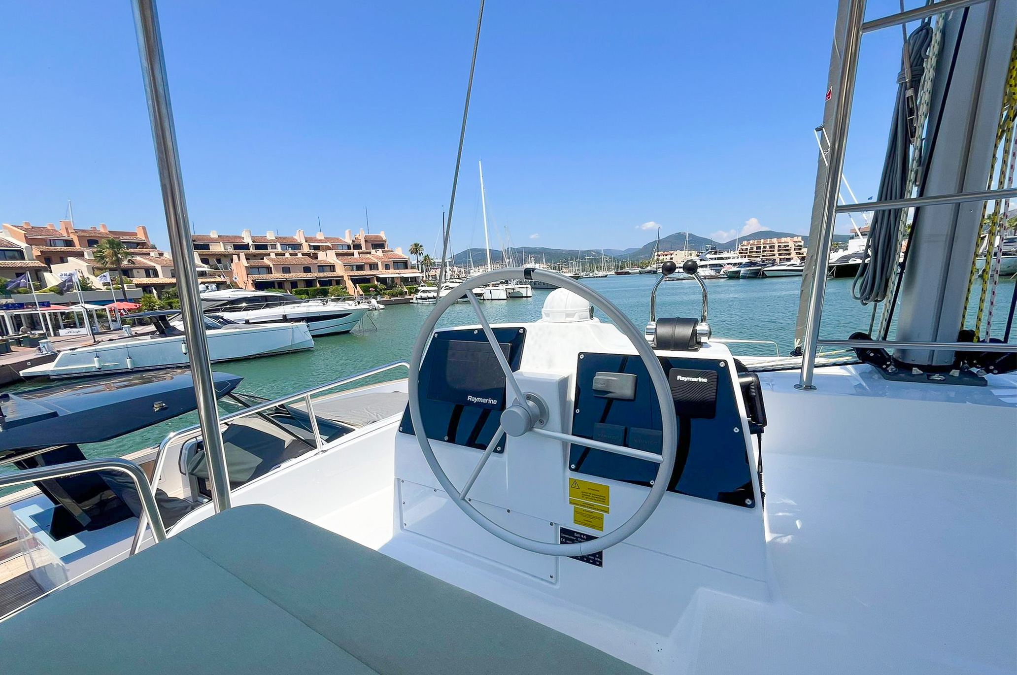 Louer-un-catamaran-Bali-46-au-depart-du-golfe-de-saint-tropez-dans-le-sud-de-la-france-5
