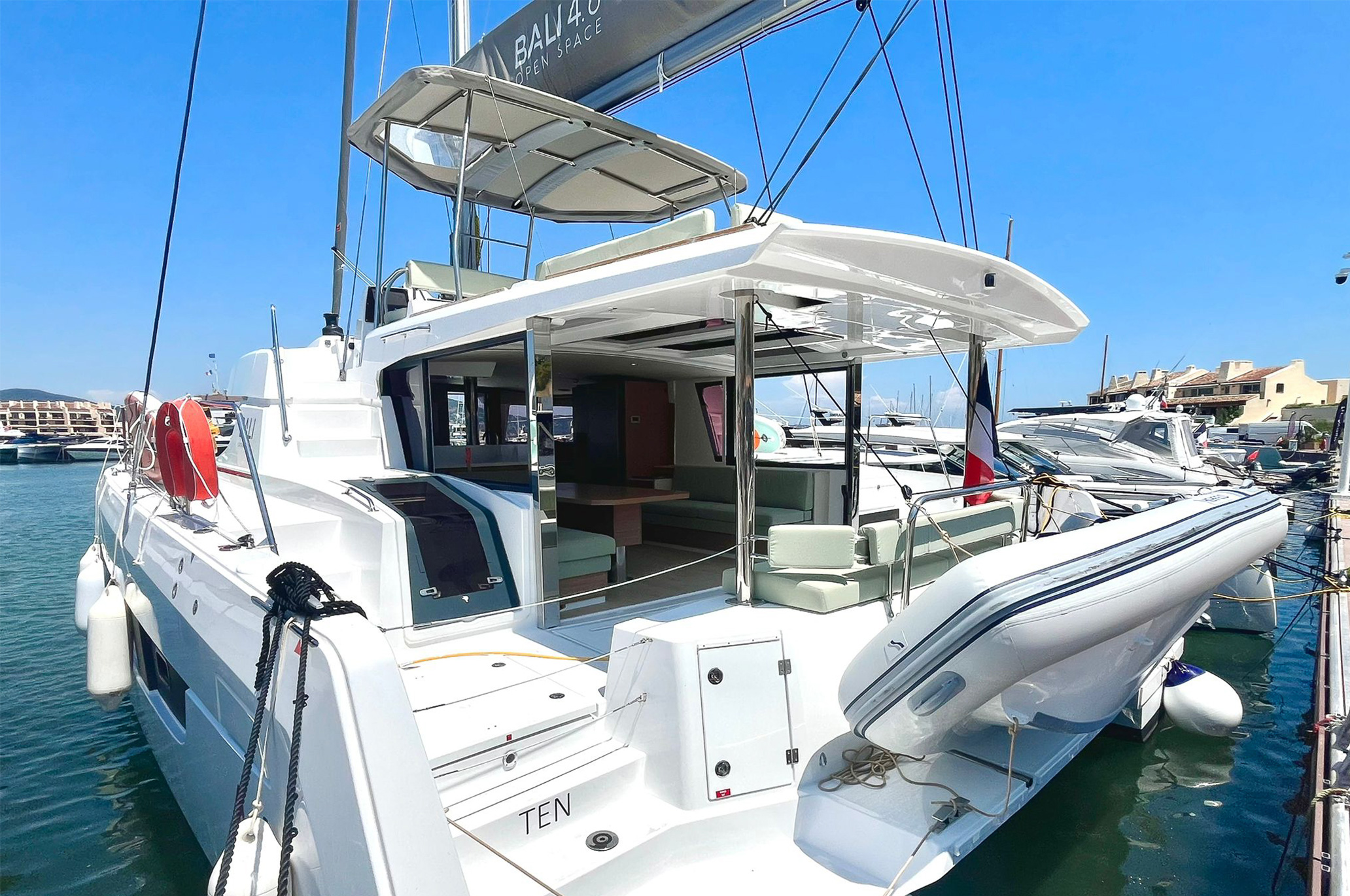 Louer-un-catamaran-Bali-46-au-depart-du-golfe-de-saint-tropez-dans-le-sud-de-la-france