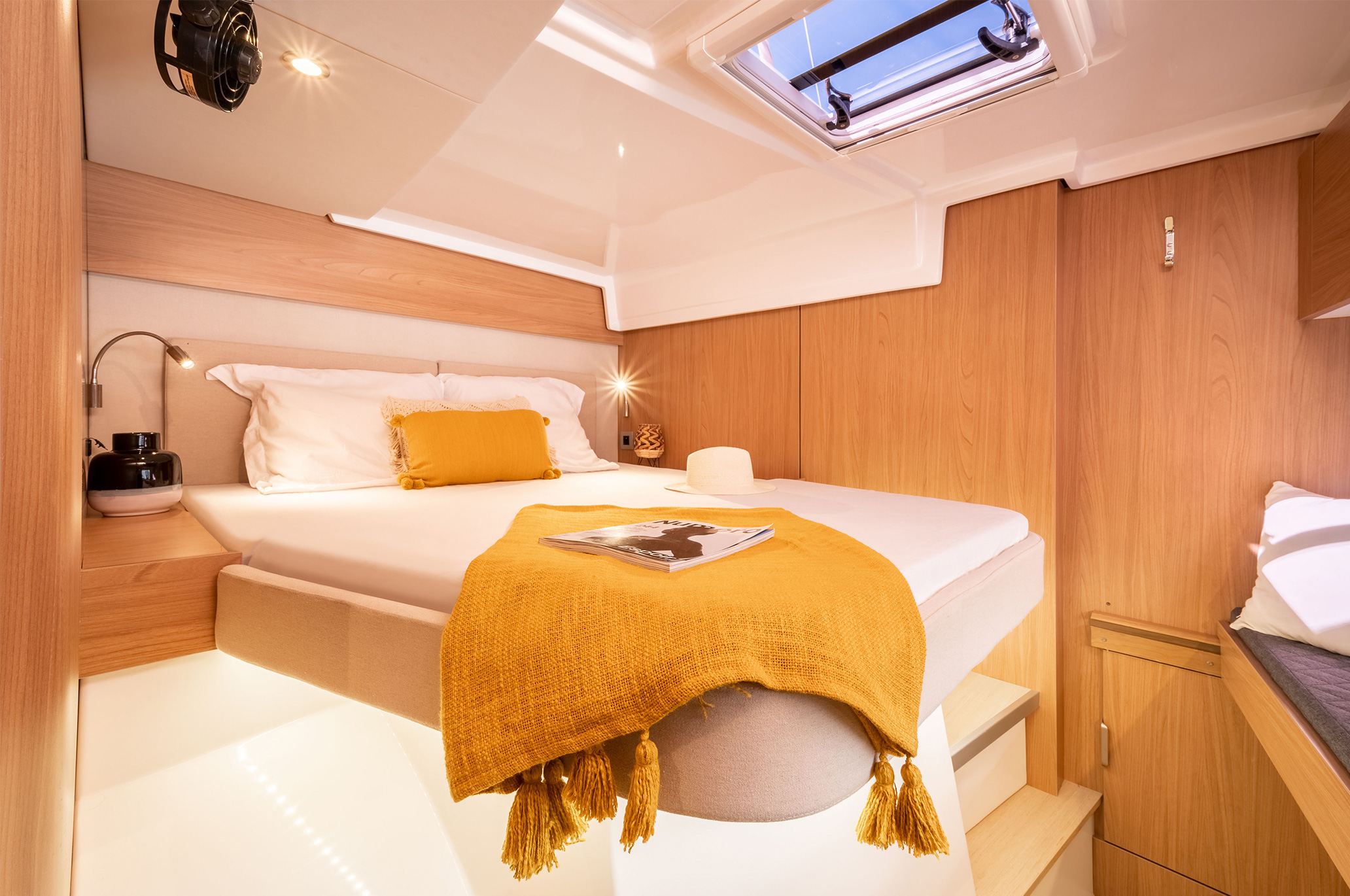 catamaran-bali-catspace-disponible-chez-azur-boat-mediterranee-dans-le-golfe-de-saint-tropez-cabine-avant