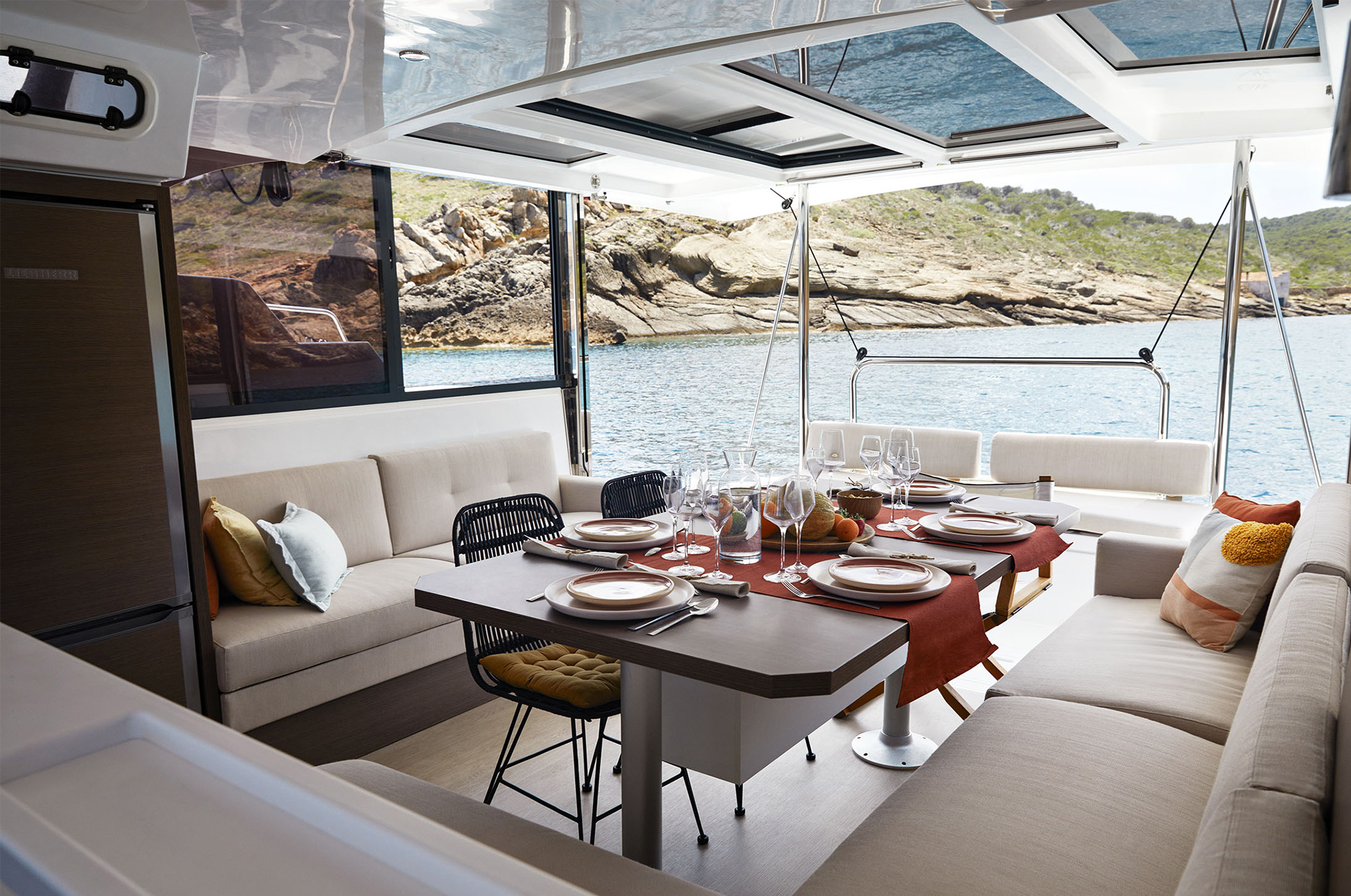 catamaran-bali-catspace-disponible-chez-azur-boat-mediterranee-dans-le-golfe-de-saint-tropez-salle-a-manger-carré