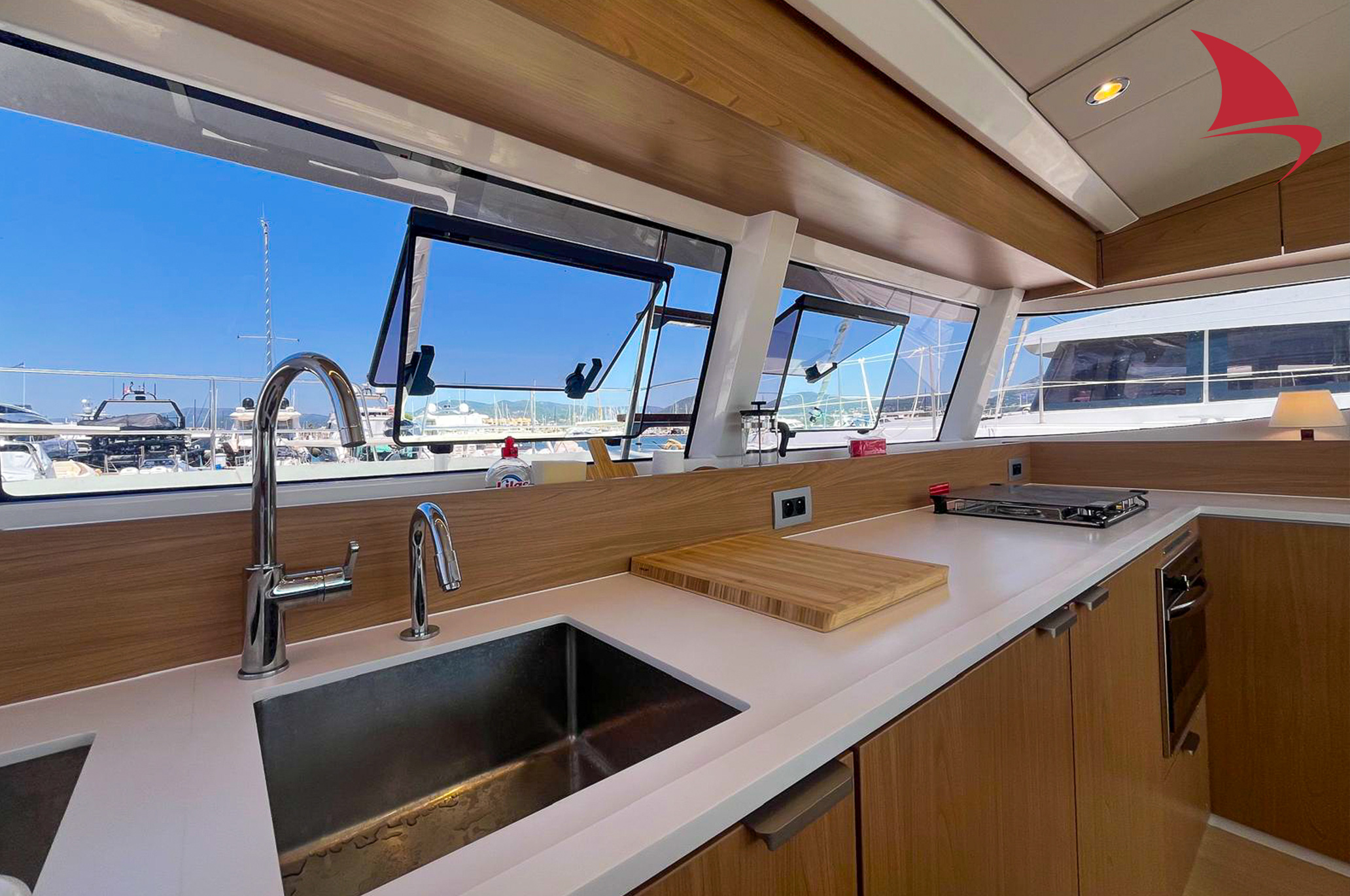louer-catamaran-Bali-Catsmart-hope-depuis-le-golfe-de-saint-tropez-auprès-de-philisa-apaca-via-azur-boats-mediterranee-dans-le-sud-de-la-france-2