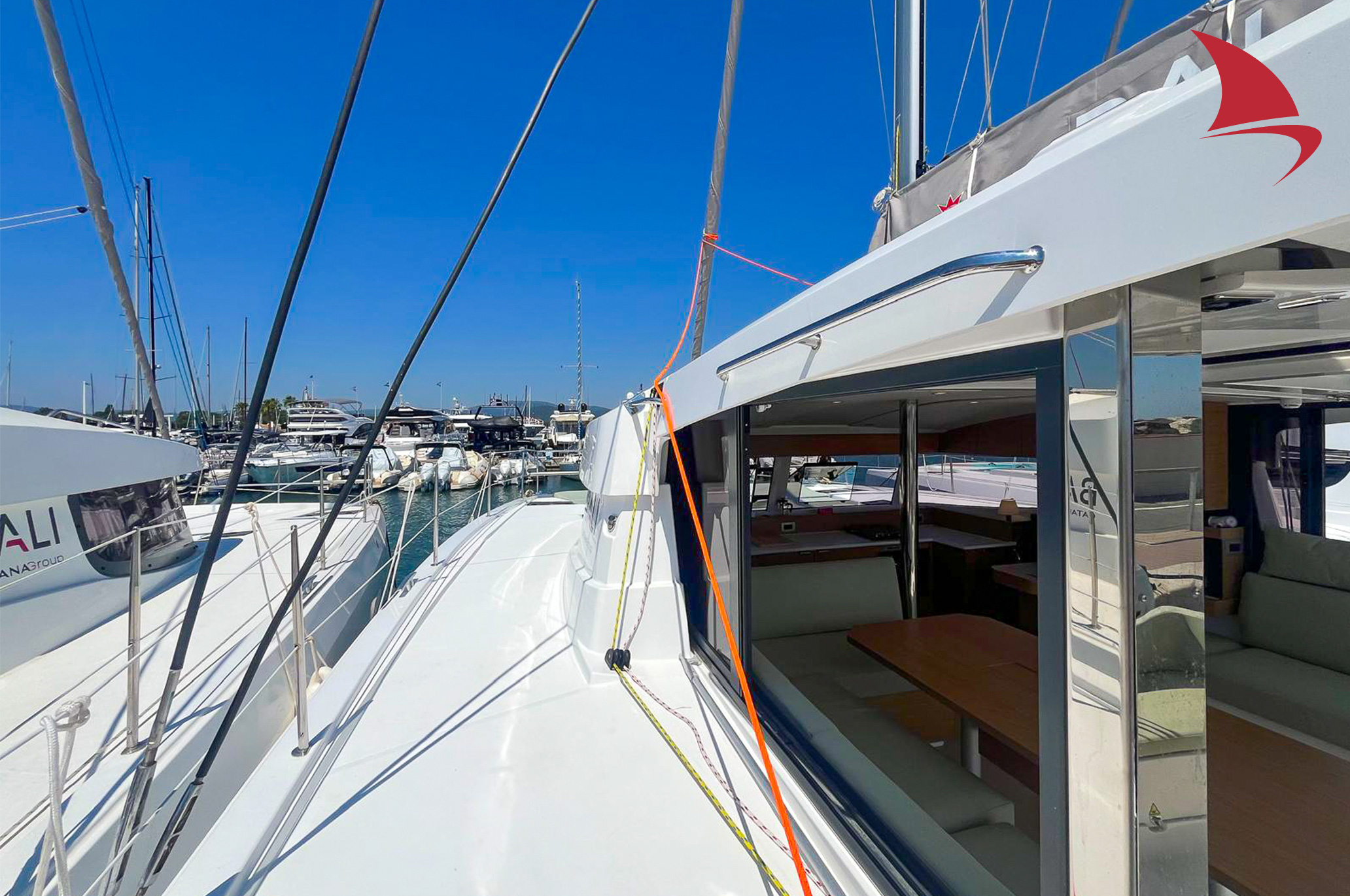 louer-catamaran-Bali-Catsmart-hope-depuis-le-golfe-de-saint-tropez-auprès-de-philisa-apaca-via-azur-boats-mediterranee-dans-le-sud-de-la-france-3