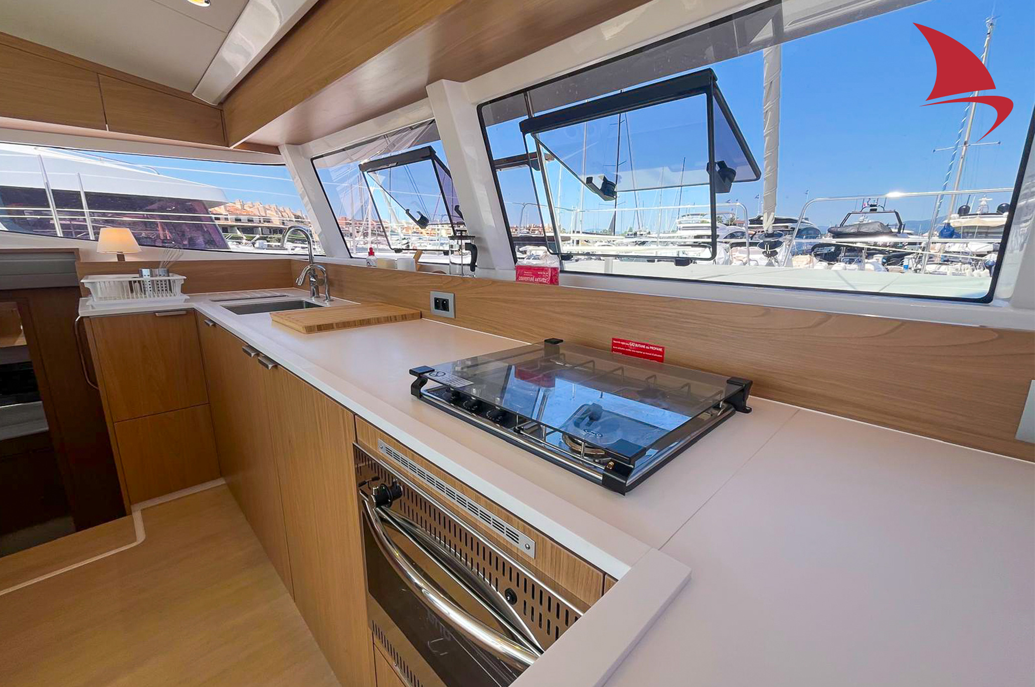 louer-catamaran-Bali-Catsmart-hope-depuis-le-golfe-de-saint-tropez-auprès-de-philisa-apaca-via-azur-boats-mediterranee-dans-le-sud-de-la-france-4